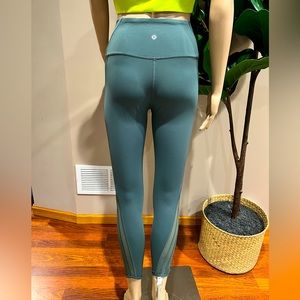 Lululemon Sun Setter Size 4 Tight (25")
Dark Forest
